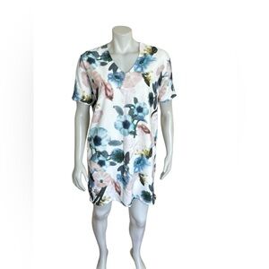 ICONE - floral sheath dress with pockets! Small P2P is 21". Measures 34" long.